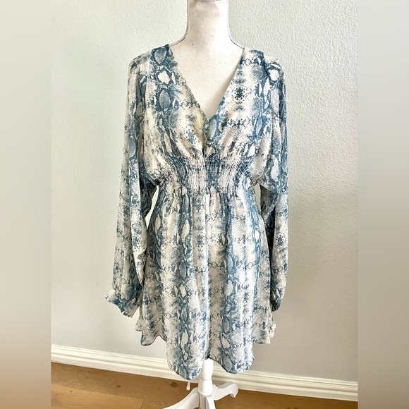Vici Dresses & Skirts - Vici Blue and White Patterned Dress